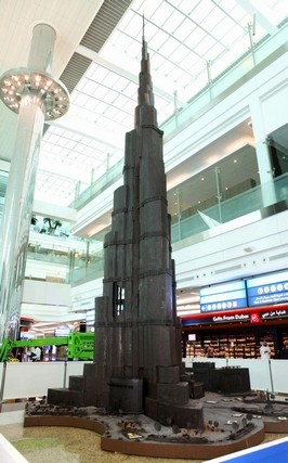 В аэропорту Дубая установили самую высокую в мире скульптуру из шоколада. Изображение 1